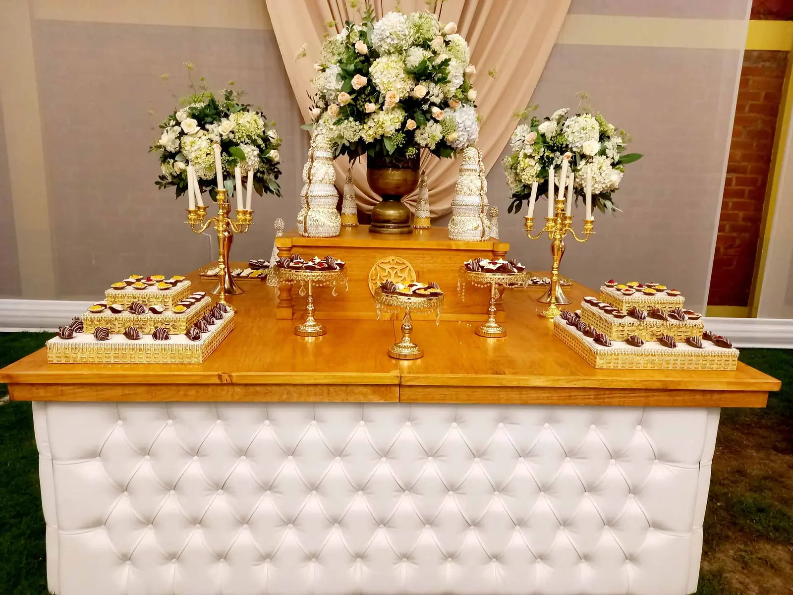 Mesa buffet dispuesta para un evento