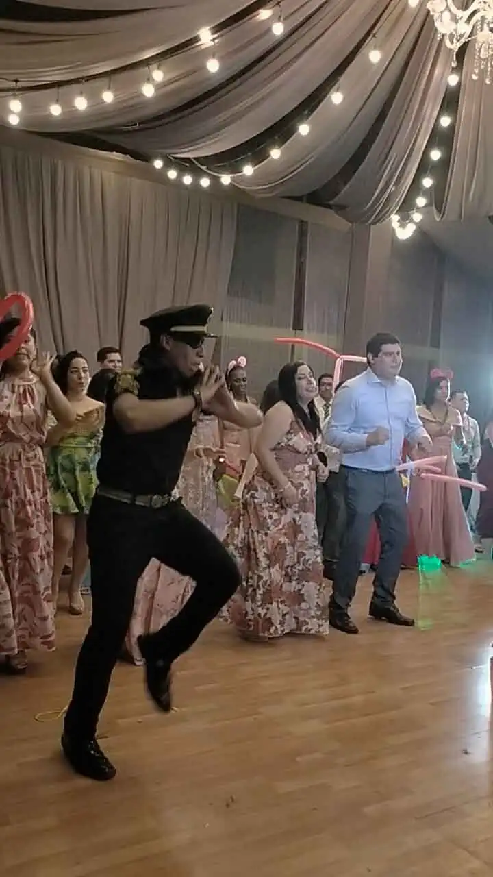 Invitados bailando durante una celebración